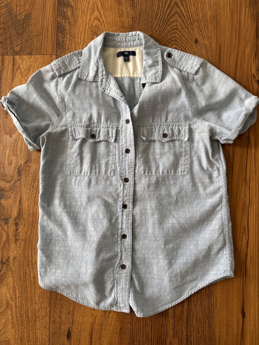 Gap women’s short sleeve blue button up shirt, small